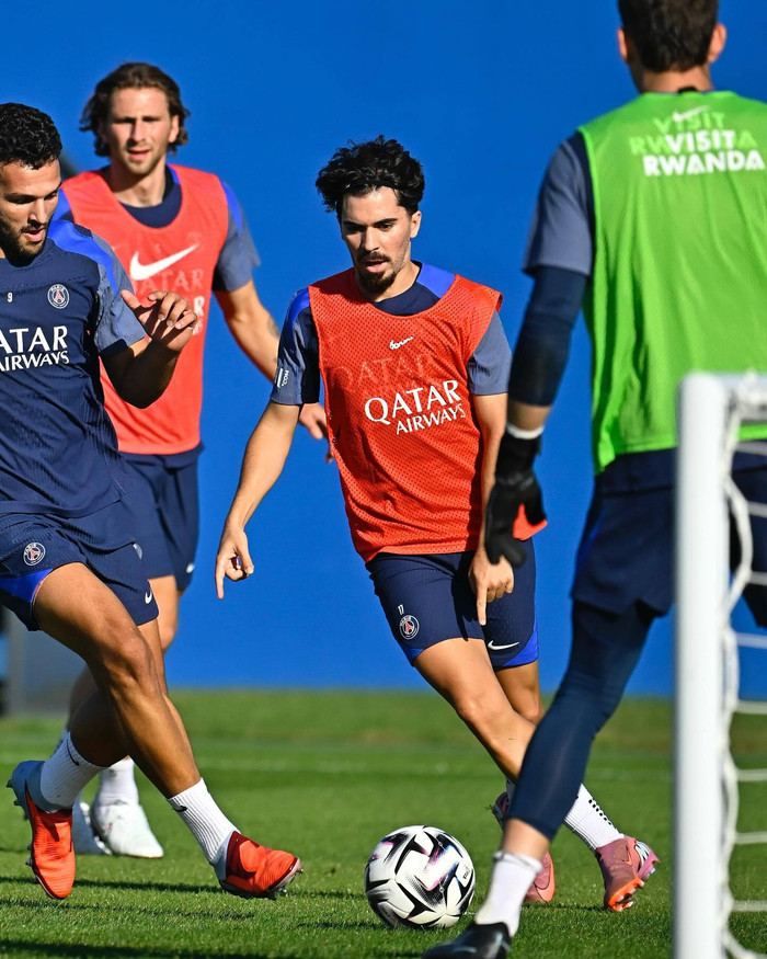 共享体-关于风云突变！巴黎圣日耳曼集结日刷新队史纪录，荷甲版图或变，目标明确，细节决定成败的信息